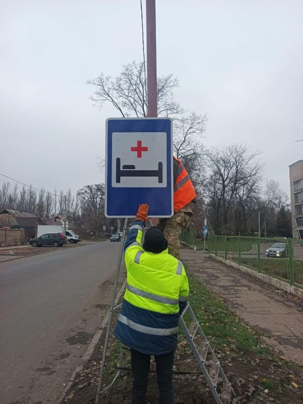 Специалисты Московской области устанавливают дорожные знаки на улицах Макеевки Специалисты Московской области устанавливают дорожные знаки на улицах Макеевки