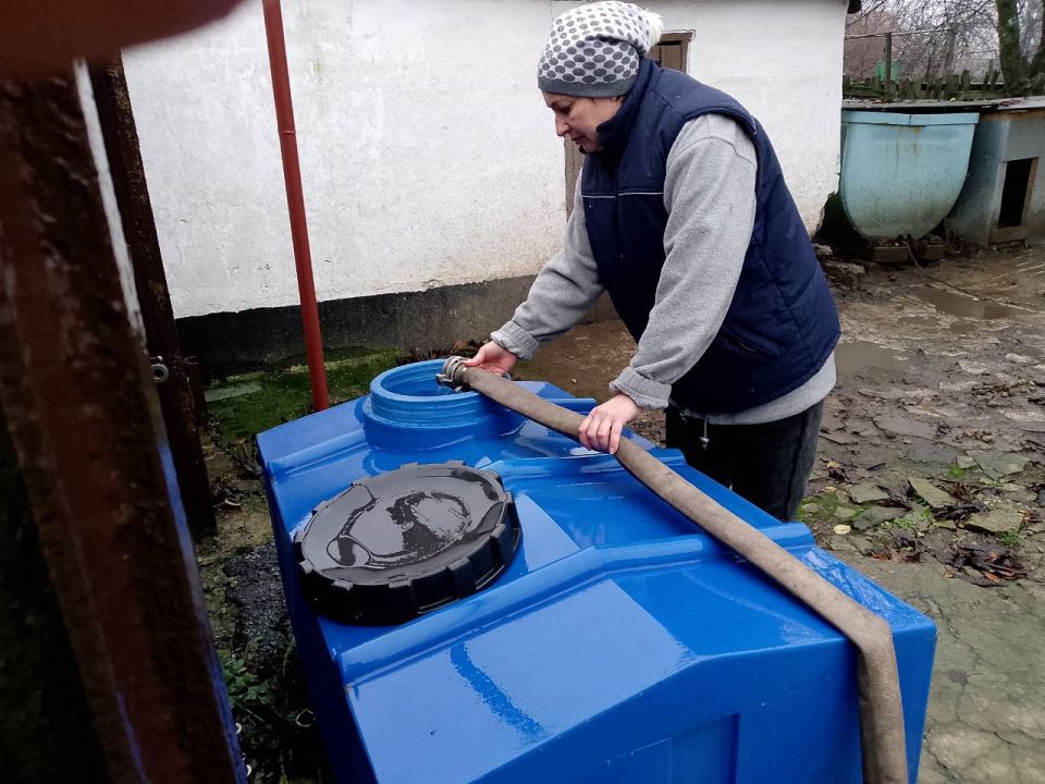 В Кировском внутригородском районе при поддержке региона-шефа Московская область продолжается подвоз воды для жителей домов, в которые в установленный графиком день не поступила вода В Кировском внутригородском районе при поддержке региона-шефа Московская область продолжается подвоз воды для жителей домов, в которые в установленный графиком день не поступила вода