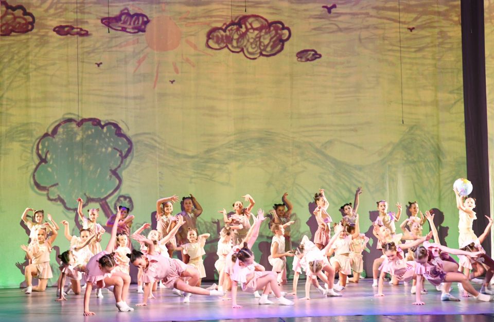 В Макеевке с большим успехом прошёл праздничный концерт, посвященный 90-летнему юбилею Дворца детского и юношеского творчества В Макеевке с большим успехом прошёл праздничный концерт, посвященный 90-летнему юбилею Дворца детского и юношеского творчества