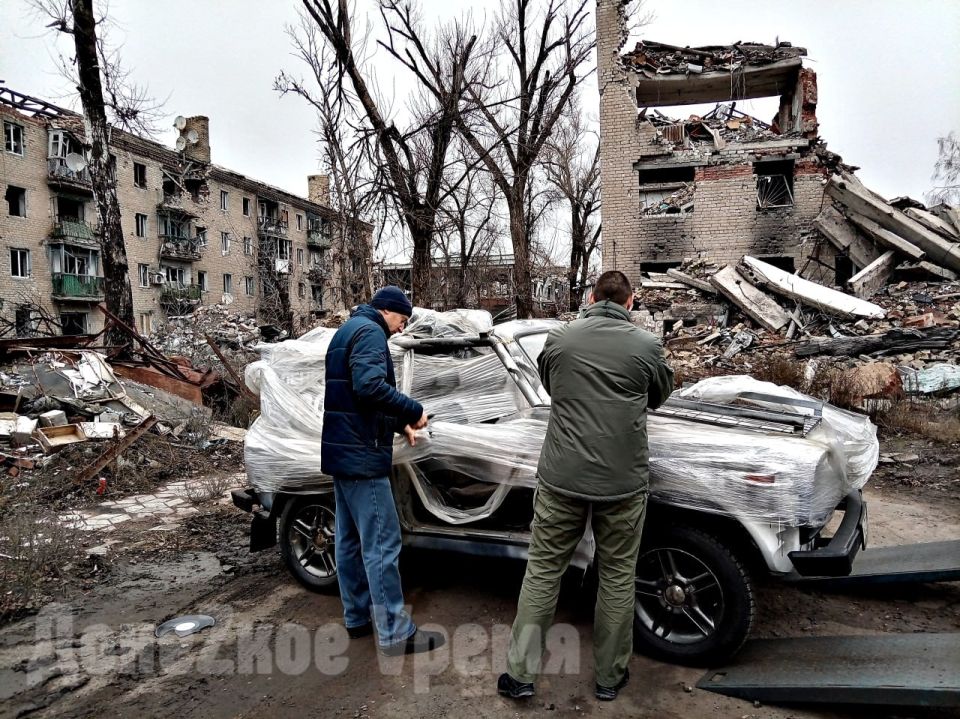 С комплектом выживания: бизнесмен из Санкт-Петербурга передал пятую машину военным в Авдеевке С комплектом выживания: бизнесмен из Санкт-Петербурга передал пятую машину военным в Авдеевке