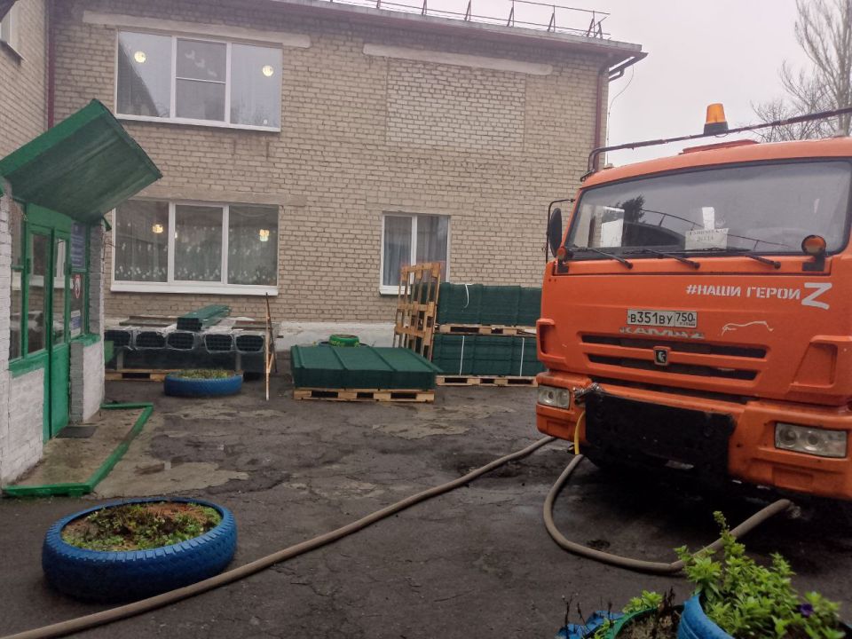 В Кировском внутригородском районе при поддержке региона-шефа Московская область продолжается подвоз воды для жителей домов, в которые в установленный графиком день не поступила вода В Кировском внутригородском районе при поддержке региона-шефа Московская область продолжается подвоз воды для жителей домов, в которые в установленный графиком день не поступила вода