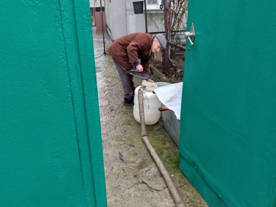 В Кировском внутригородском районе при поддержке региона-шефа Московская область продолжается подвоз воды для жителей домов, в которые в установленный графиком день не поступила вода В Кировском внутригородском районе при поддержке региона-шефа Московская область продолжается подвоз воды для жителей домов, в которые в установленный графиком день не поступила вода