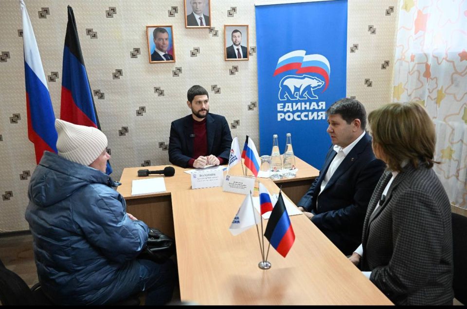 Александр Волошин: #Работа_в_Республике. Совместно с Главой МО Макеевка Владиславом Ключаровым и советником Главы ДНР Еленой Никитиной провели личный приём граждан в рамках декады приемов партии «Единая Россия» Александр Волошин: #Работа_в_Республике. Совместно с Главой МО Макеевка Владиславом Ключаровым и советником Главы ДНР Еленой Никитиной провели личный приём граждан в рамках декады приемов партии «Единая Россия»