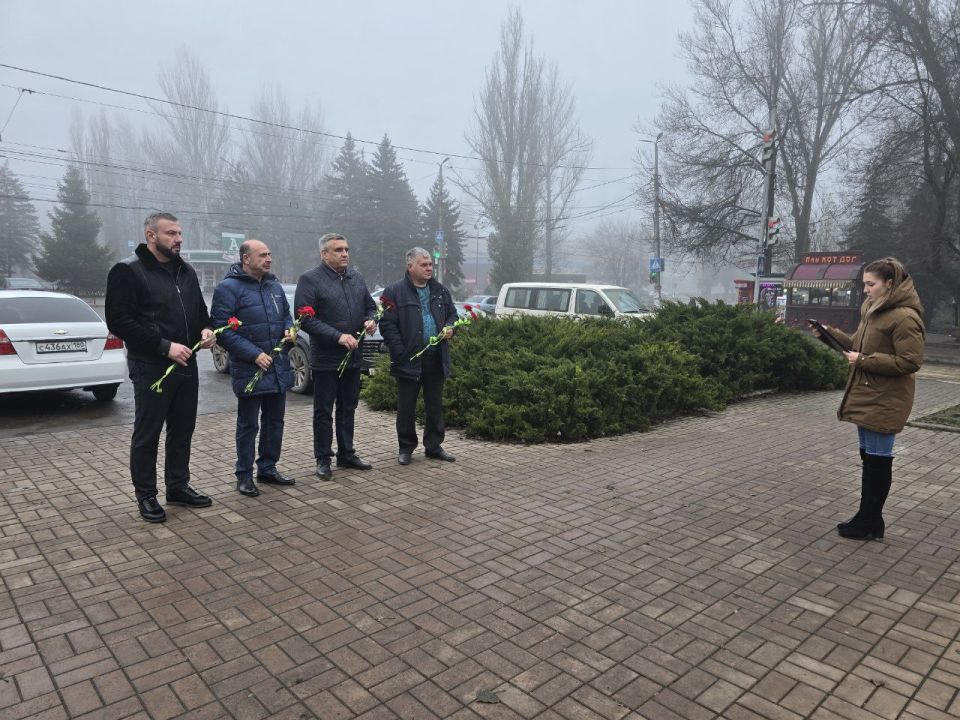 Сегодня, 3 декабря, ко Дню Неизвестного солдата на территории Кировского внутригородского района Администрации городского округа Макеевка прошло возложение цветов к памятнику-мемориалу Освободителям Макеевки