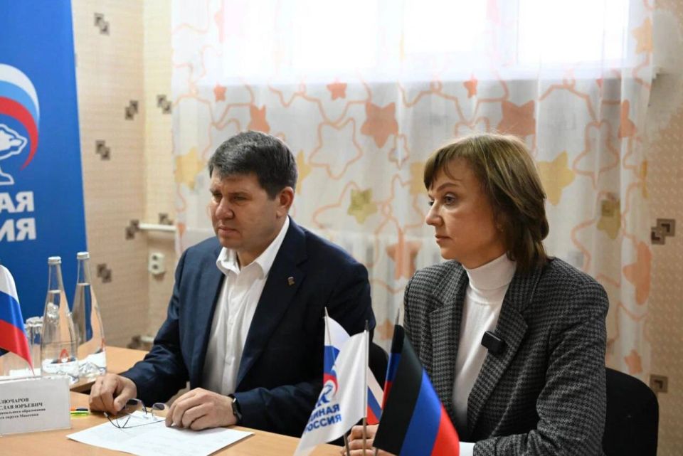 Александр Волошин: #Работа_в_Республике. Совместно с Главой МО Макеевка Владиславом Ключаровым и советником Главы ДНР Еленой Никитиной провели личный приём граждан в рамках декады приемов партии «Единая Россия» Александр Волошин: #Работа_в_Республике. Совместно с Главой МО Макеевка Владиславом Ключаровым и советником Главы ДНР Еленой Никитиной провели личный приём граждан в рамках декады приемов партии «Единая Россия»