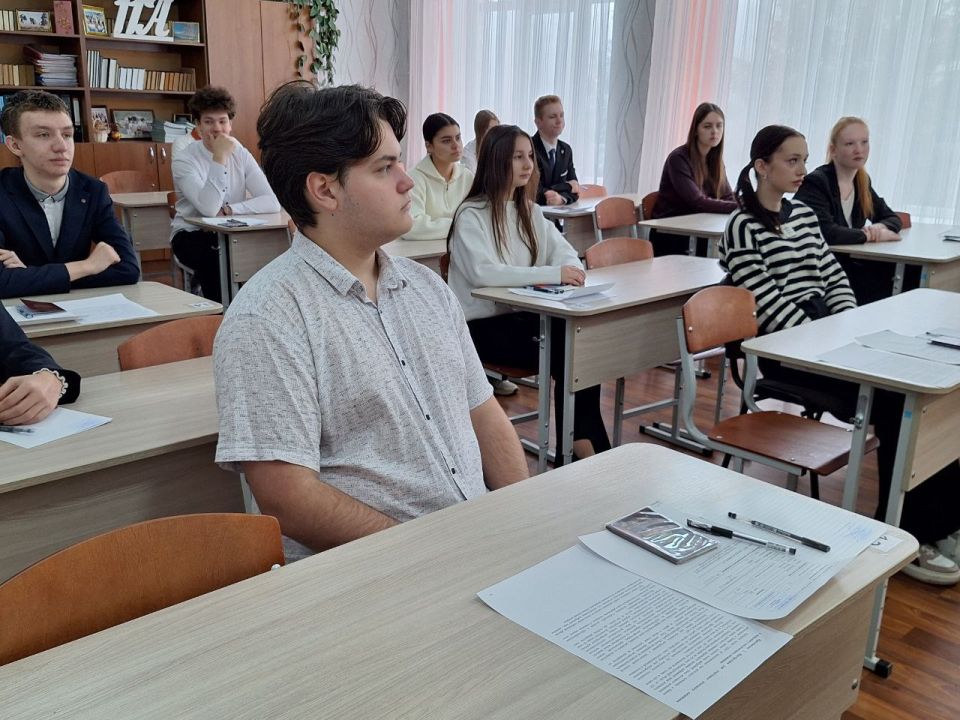 Сегодня, 03 декабря 2025 года, все выпускники 11-х классов общеобразовательных организаций приняли участие в написании итогового сочинения (изложения)