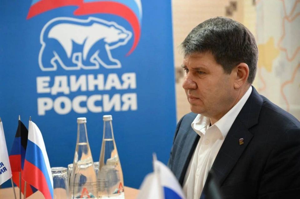 Александр Волошин: #Работа_в_Республике. Совместно с Главой МО Макеевка Владиславом Ключаровым и советником Главы ДНР Еленой Никитиной провели личный приём граждан в рамках декады приемов партии «Единая Россия» Александр Волошин: #Работа_в_Республике. Совместно с Главой МО Макеевка Владиславом Ключаровым и советником Главы ДНР Еленой Никитиной провели личный приём граждан в рамках декады приемов партии «Единая Россия»