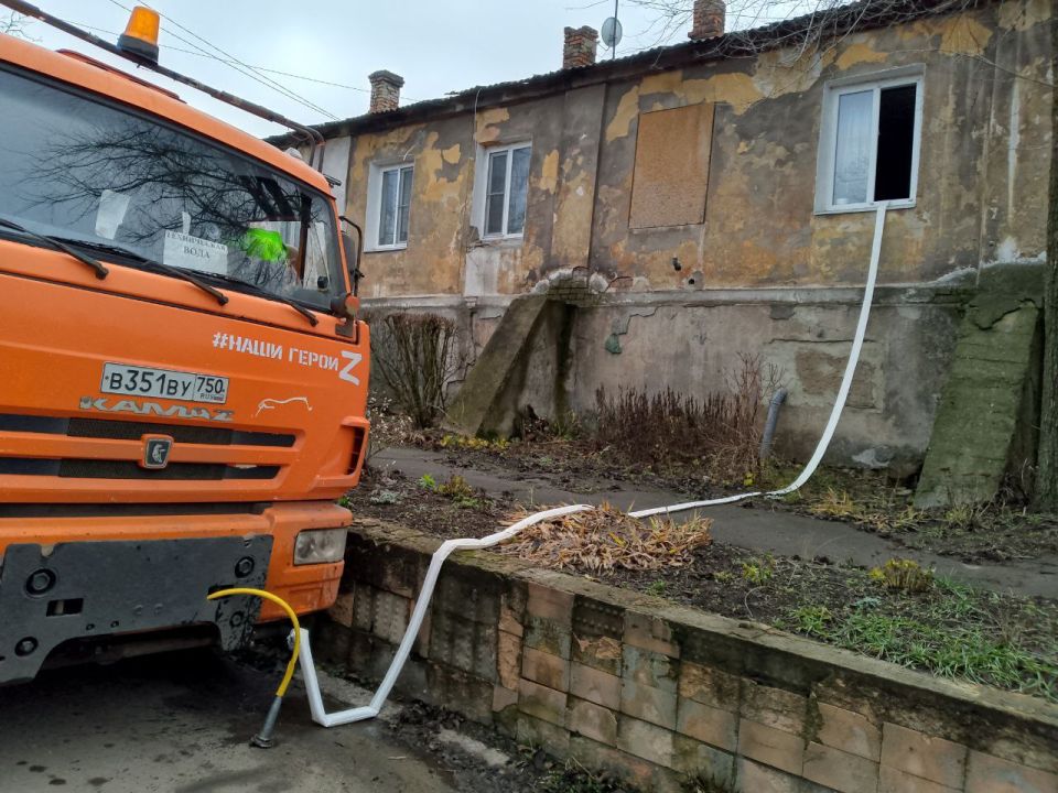 В Кировском внутригородском районе при поддержке региона-шефа Московская область продолжается подвоз воды для жителей домов, в которые в установленный графиком день не поступила вода В Кировском внутригородском районе при поддержке региона-шефа Московская область продолжается подвоз воды для жителей домов, в которые в установленный графиком день не поступила вода