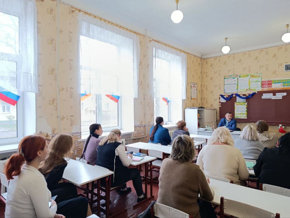 Сегодня, 4 декабря в Червоногвардейском районе состоялась встреча руководителя Управы Червоногвардейского внутригородского района Администрации городского округа Макеевка Антона Гринзовского с трудовым коллективом ГБОУ... Сегодня, 4 декабря в Червоногвардейском районе состоялась встреча руководителя Управы Червоногвардейского внутригородского района Администрации городского округа Макеевка Антона Гринзовского с трудовым коллективом ГБОУ...