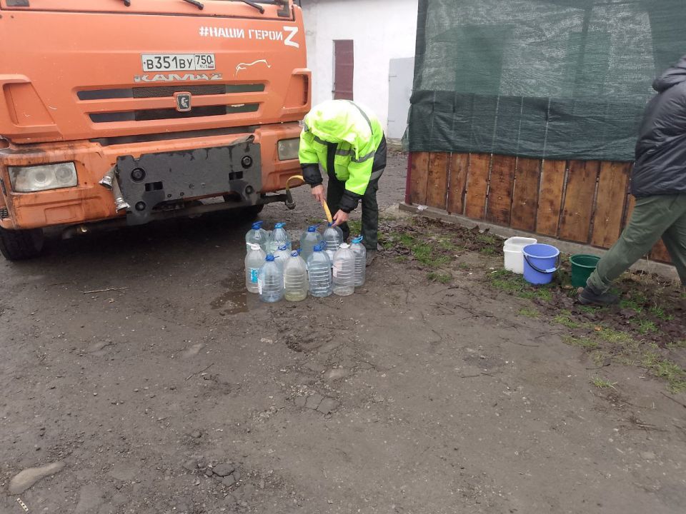 В Кировском внутригородском районе при поддержке региона-шефа Московская область продолжается подвоз воды для жителей домов, в которые в установленный графиком день не поступила вода В Кировском внутригородском районе при поддержке региона-шефа Московская область продолжается подвоз воды для жителей домов, в которые в установленный графиком день не поступила вода