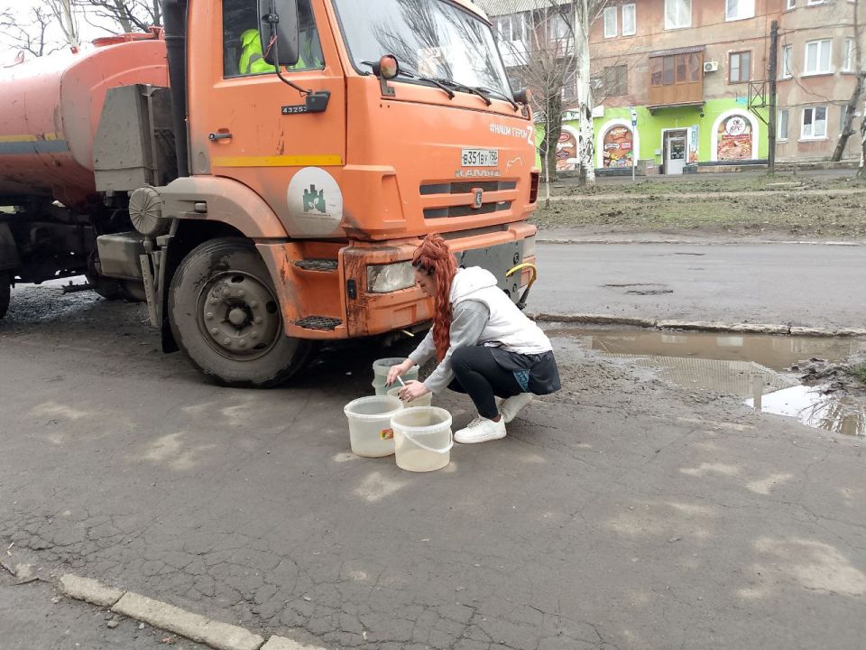 В Кировском внутригородском районе при поддержке региона-шефа Московская область продолжается подвоз воды для жителей домов, в которые в установленный графиком день не поступила вода В Кировском внутригородском районе при поддержке региона-шефа Московская область продолжается подвоз воды для жителей домов, в которые в установленный графиком день не поступила вода