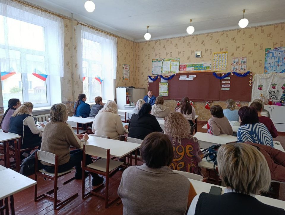 Сегодня, 4 декабря в Червоногвардейском районе состоялась встреча руководителя Управы Червоногвардейского внутригородского района Администрации городского округа Макеевка Антона Гринзовского с трудовым коллективом ГБОУ... Сегодня, 4 декабря в Червоногвардейском районе состоялась встреча руководителя Управы Червоногвардейского внутригородского района Администрации городского округа Макеевка Антона Гринзовского с трудовым коллективом ГБОУ...