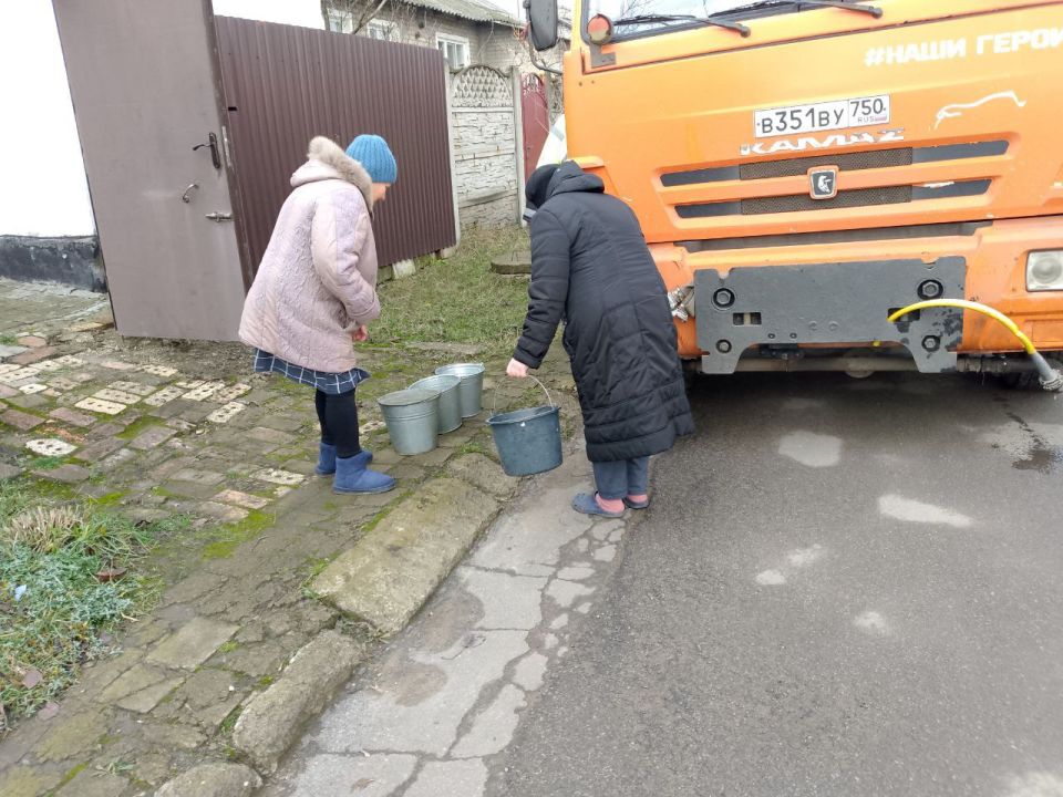 В Кировском внутригородском районе при поддержке региона-шефа Московская область продолжается подвоз воды для жителей домов, в которые в установленный графиком день не поступила вода В Кировском внутригородском районе при поддержке региона-шефа Московская область продолжается подвоз воды для жителей домов, в которые в установленный графиком день не поступила вода
