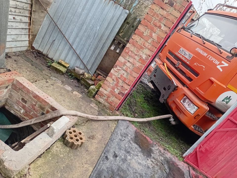 Сегодня, 4 декабря, в Кировском внутригородском районе, согласно поступившим заявкам, был организован подвоз воды для жителей домов, в которые в установленный графиком день не поступила вода Сегодня, 4 декабря, в Кировском внутригородском районе, согласно поступившим заявкам, был организован подвоз воды для жителей домов, в которые в установленный графиком день не поступила вода