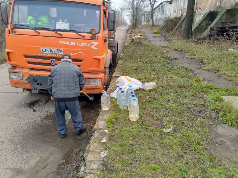 В Кировском внутригородском районе при поддержке региона-шефа Московская область продолжается подвоз воды для жителей домов, в которые в установленный графиком день не поступила вода В Кировском внутригородском районе при поддержке региона-шефа Московская область продолжается подвоз воды для жителей домов, в которые в установленный графиком день не поступила вода