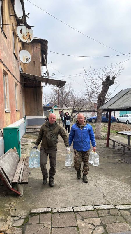 Депутаты Народного Совета доставили питьевую воду пожилым маломобильным жителям пгт Нижняя Крынка Макеевского муниципального округа Депутаты Народного Совета доставили питьевую воду пожилым маломобильным жителям пгт Нижняя Крынка Макеевского муниципального округа