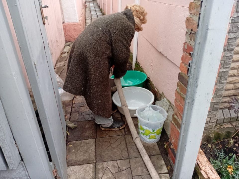 Сегодня, 5 декабря, в Кировском внутригородском районе, согласно поступившим заявкам, был организован подвоз воды для жителей домов, в которые в установленный графиком день не поступила вода Сегодня, 5 декабря, в Кировском внутригородском районе, согласно поступившим заявкам, был организован подвоз воды для жителей домов, в которые в установленный графиком день не поступила вода