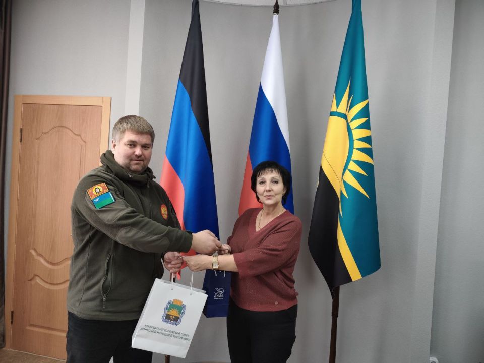 Валентина Харлашка: В рамках гуманитарной миссии в Донецкую Народную Республику приехал мой коллега председатель Думы города Сургута Александр Олейников Валентина Харлашка: В рамках гуманитарной миссии в Донецкую Народную Республику приехал мой коллега председатель Думы города Сургута Александр Олейников