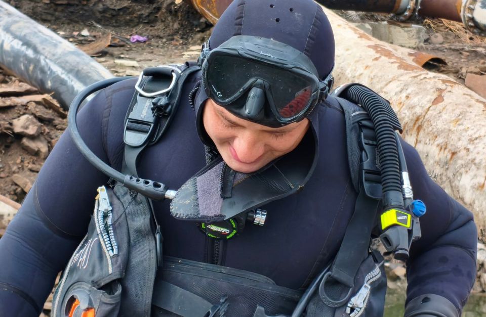 Евгений Иванов — водолаз филиала «Макеевское ПУВКХ» предприятия «Вода Донбасса» Евгений Иванов — водолаз филиала «Макеевское ПУВКХ» предприятия «Вода Донбасса»