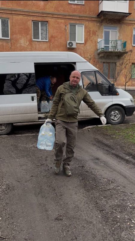 Депутаты Народного Совета доставили питьевую воду пожилым маломобильным жителям пгт Нижняя Крынка Макеевского муниципального округа Депутаты Народного Совета доставили питьевую воду пожилым маломобильным жителям пгт Нижняя Крынка Макеевского муниципального округа