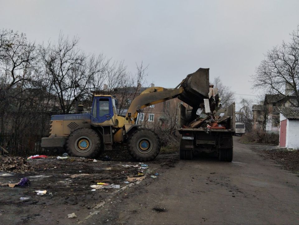 5 декабря с целью приведения территории в надлежащее санитарное состояние выполнены работы по вывозу крупногабаритных накоплений мусора на контейнерных площадках по адресам: ул. Кирова, д. 124; ул. Чудская, д. 11; ул.... 5 декабря с целью приведения территории в надлежащее санитарное состояние выполнены работы по вывозу крупногабаритных накоплений мусора на контейнерных площадках по адресам: ул. Кирова, д. 124; ул. Чудская, д. 11; ул....