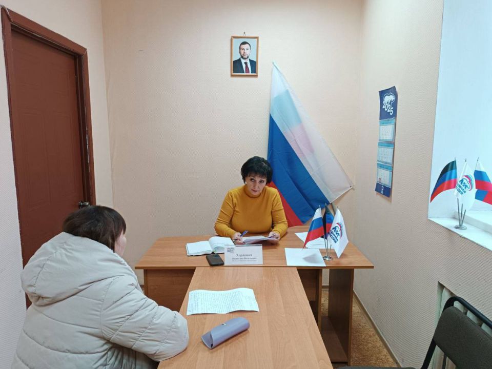 Сегодня, 5 декабря председатель Макеевского городского совета Донецкой Народной Республики первого созыва Валентина Харлашка провела приём граждан в Общественной приемной Председателя партии «Единая Россия»... Сегодня, 5 декабря председатель Макеевского городского совета Донецкой Народной Республики первого созыва Валентина Харлашка провела приём граждан в Общественной приемной Председателя партии «Единая Россия»...