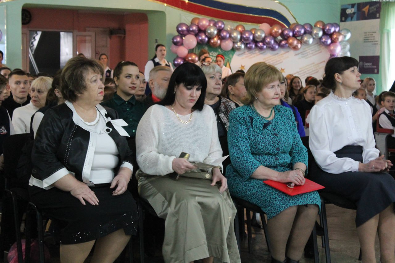 Там, где разбитая школа стояла Там, где разбитая школа стояла