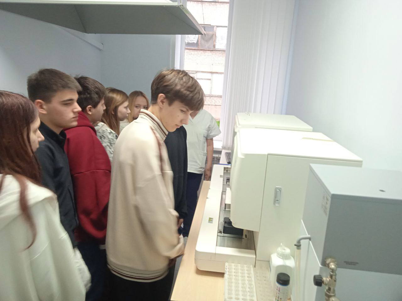 В рамках профориентационной работы учащиеся 9-А класса ГБОУ «ОШ № 56 Г.О. МАКЕЕВКА» посетили Макеевскую городскую больницу № 1 В рамках профориентационной работы учащиеся 9-А класса ГБОУ «ОШ № 56 Г.О. МАКЕЕВКА» посетили Макеевскую городскую больницу № 1