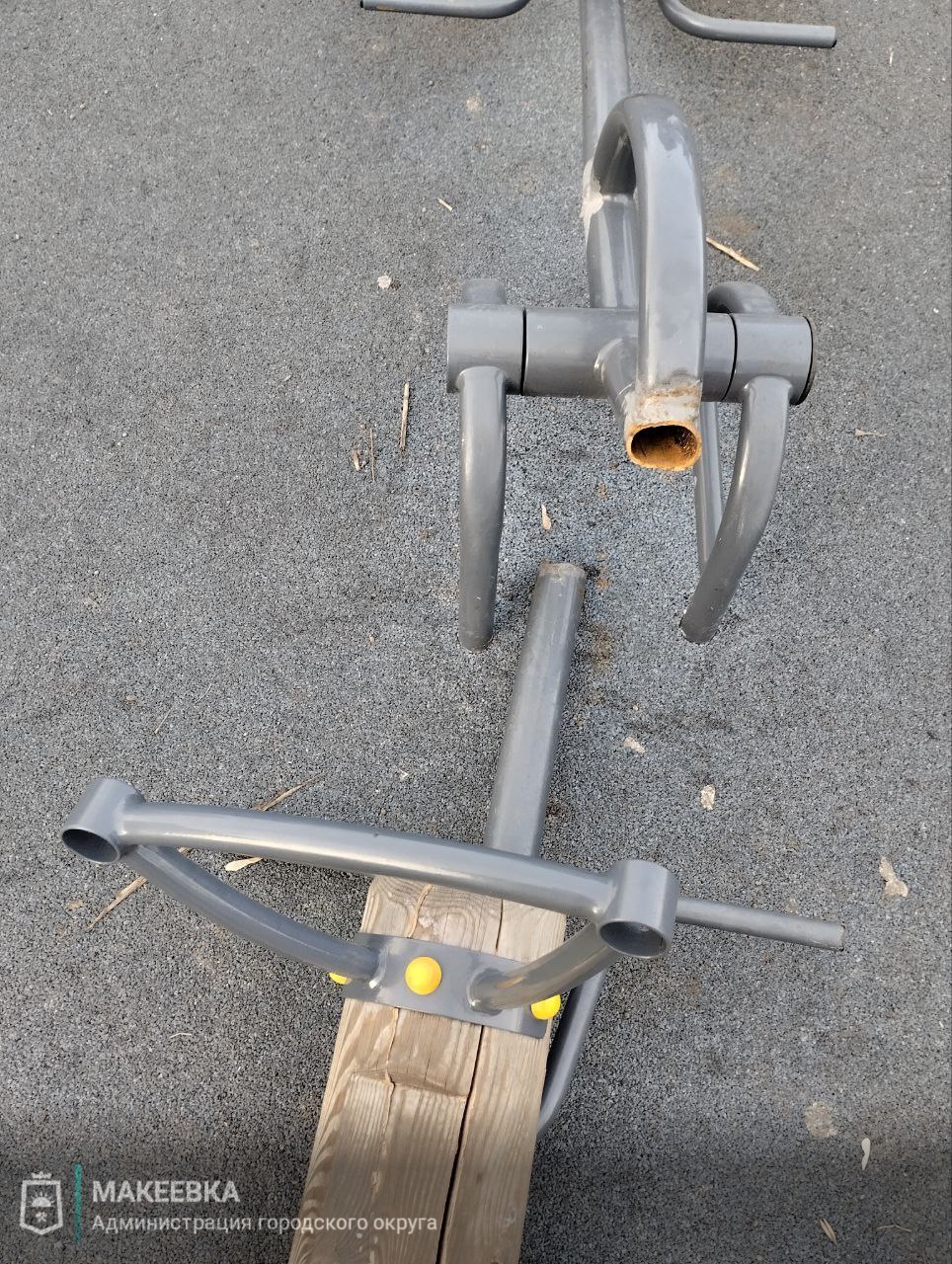 Неизвестные снова сломали качели в сквере Макеевки Неизвестные снова сломали качели в сквере Макеевки