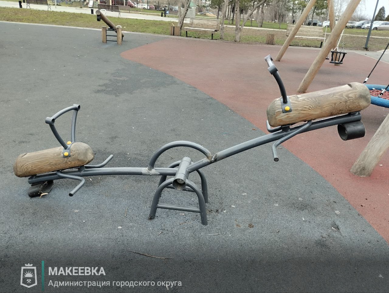 Неизвестные снова сломали качели в сквере Макеевки Неизвестные снова сломали качели в сквере Макеевки