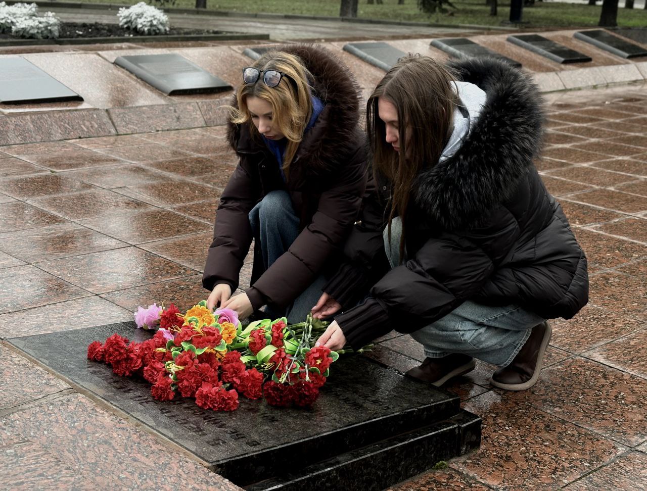 В Макеевке волонтёры возложили цветы к вечному огню в День Героев Отечества В Макеевке волонтёры возложили цветы к вечному огню в День Героев Отечества