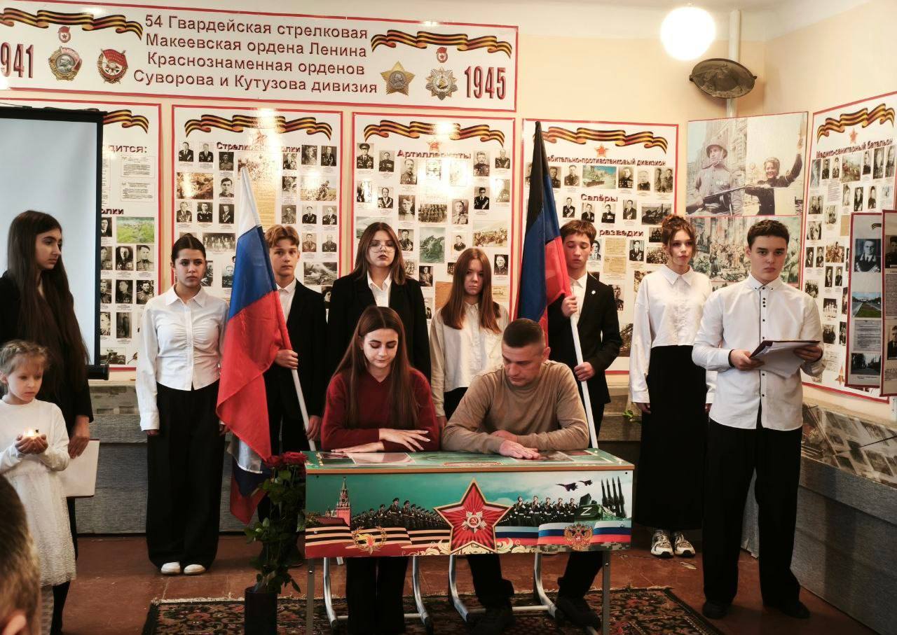 09 декабря 2025 года в ГБОУ "СШ № 59 Г.О. МАКЕЕВКА" состоялось открытие Парты Героя, посвященной учащемуся школы Романенко Руслану Романовичу, участнику специальной военной операции 09 декабря 2025 года в ГБОУ "СШ № 59 Г.О. МАКЕЕВКА" состоялось открытие Парты Героя, посвященной учащемуся школы Романенко Руслану Романовичу, участнику специальной военной операции