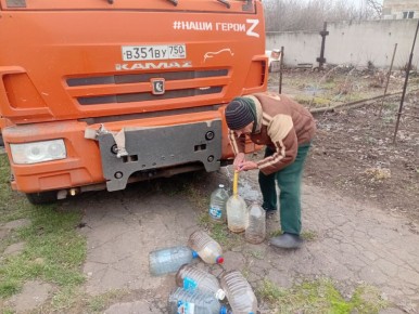 В Кировском внутригородском районе при поддержке региона-шефа Московская область продолжается подвоз воды для жителей домов, в которые в установленный графиком день не поступила вода