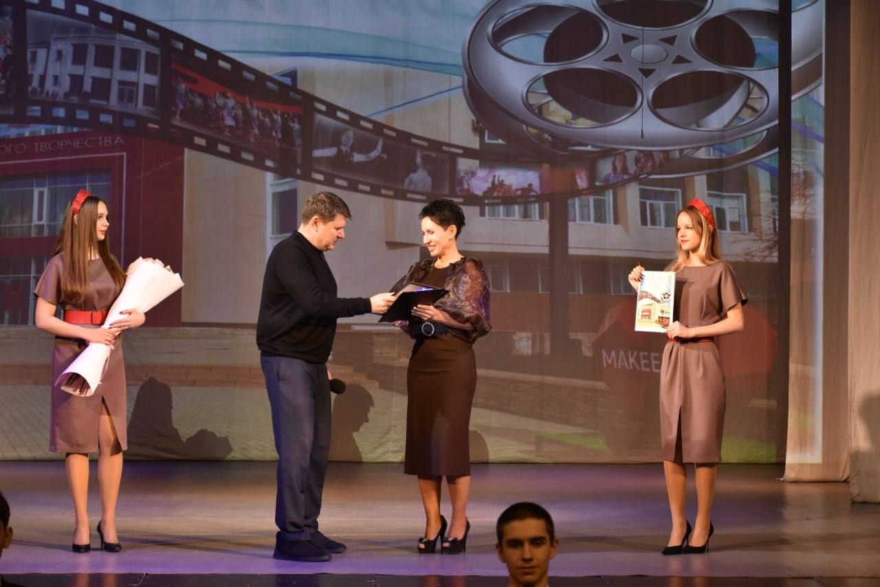 1 декабря Макеевке с большим успехом прошёл праздничный концерт, посвященный 90-летнему юбилею Дворца детского и юношеского творчества 1 декабря Макеевке с большим успехом прошёл праздничный концерт, посвященный 90-летнему юбилею Дворца детского и юношеского творчества