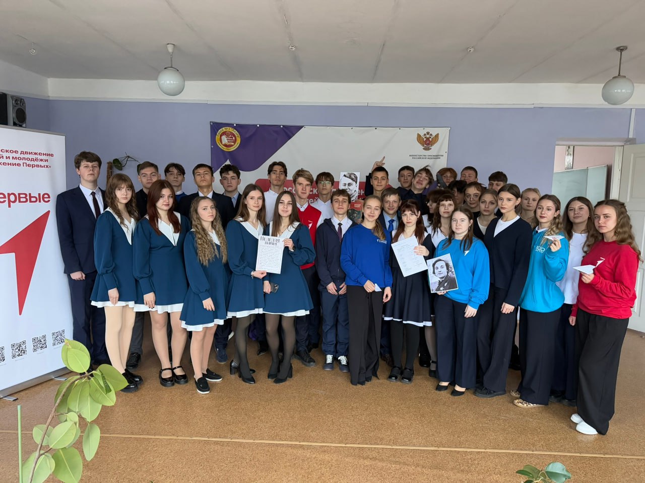 Школьный Маршрут Памяти. Сегодня, в честь Дня героев Отечества, активисты Движения Первых ГБОУ "ЛИЦЕЙ №1 Г.О. МАКЕЕВКА" провели квест "Герои Макеевки: Школьный Маршрут Памяти" среди учащихся 11-х классов