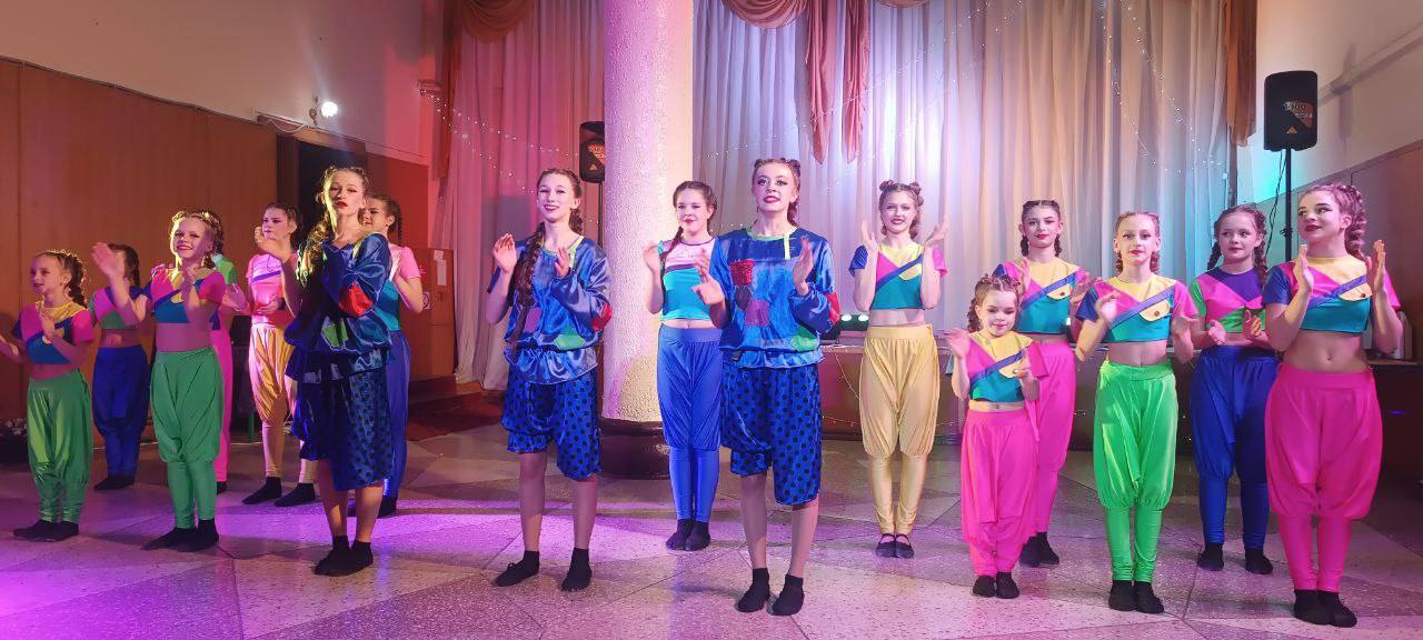 Красочный концерт «Юбилей у Street way», который состоялся 5 декабря в МБУ «Дворец культуры им. К.И. Поченкова», собрал в зале не только самых близких коллективу людей - коллег по сцене, родителей, друзей, но и тех, кто... Красочный концерт «Юбилей у Street way», который состоялся 5 декабря в МБУ «Дворец культуры им. К.И. Поченкова», собрал в зале не только самых близких коллективу людей - коллег по сцене, родителей, друзей, но и тех, кто...