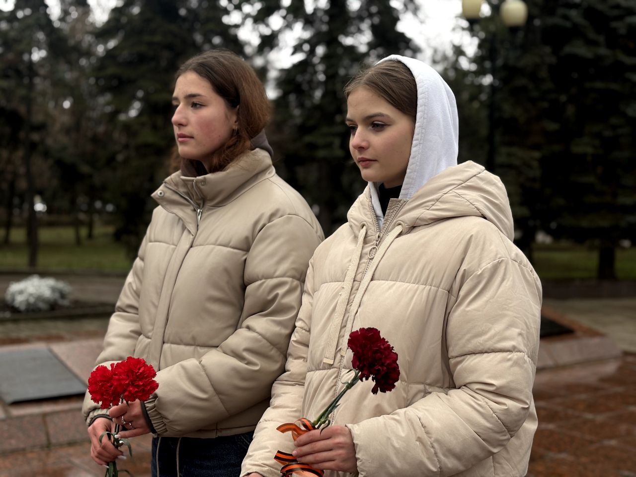 В Макеевке волонтёры возложили цветы к вечному огню в День Героев Отечества В Макеевке волонтёры возложили цветы к вечному огню в День Героев Отечества