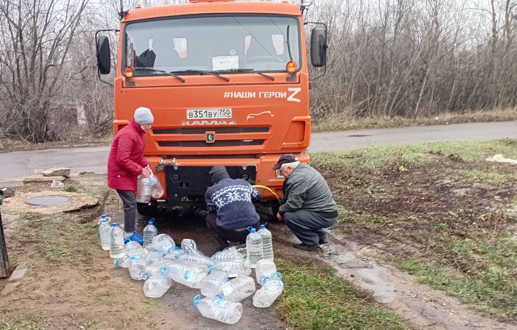 В Кировском внутригородском районе при поддержке региона-шефа Московская область продолжается подвоз воды для жителей домов, в которые в установленный графиком день не поступила вода В Кировском внутригородском районе при поддержке региона-шефа Московская область продолжается подвоз воды для жителей домов, в которые в установленный графиком день не поступила вода