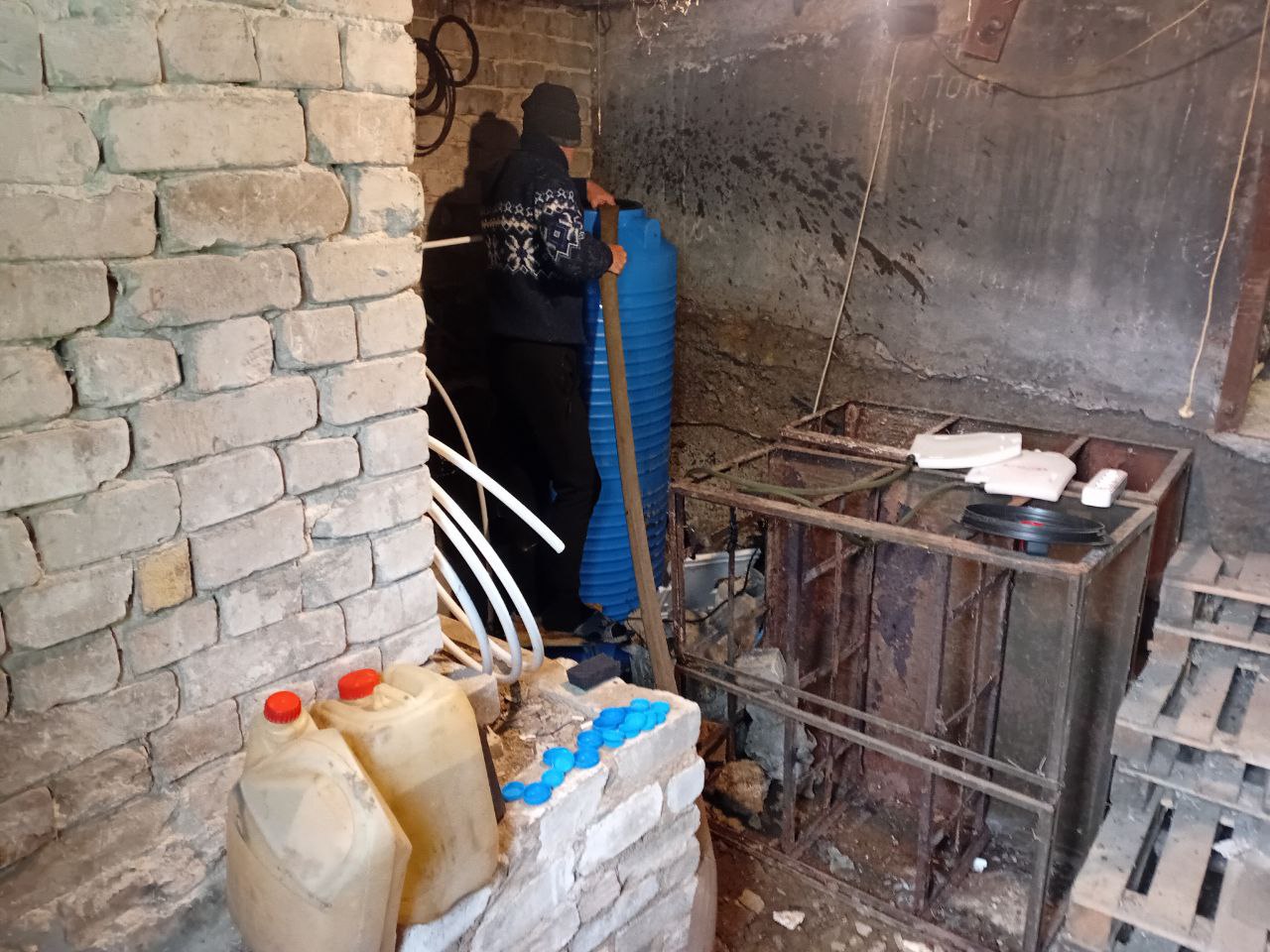 В Кировском внутригородском районе при поддержке региона-шефа Московская область продолжается подвоз воды для жителей домов, в которые в установленный графиком день не поступила вода В Кировском внутригородском районе при поддержке региона-шефа Московская область продолжается подвоз воды для жителей домов, в которые в установленный графиком день не поступила вода