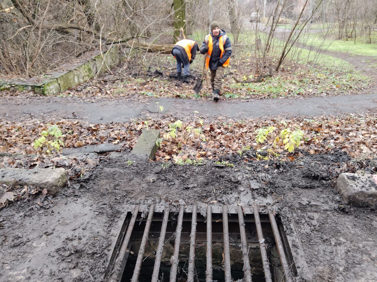 Сегодня, 10 декабря, во избежание скопления дождевых вод на проезжей части дороги силами МУП АГМ «Перспектива» проведены работы по очистке решеток колодцев ливневой канализации по улице Металлургической в районе домов № 17 и... Сегодня, 10 декабря, во избежание скопления дождевых вод на проезжей части дороги силами МУП АГМ «Перспектива» проведены работы по очистке решеток колодцев ливневой канализации по улице Металлургической в районе домов № 17 и...