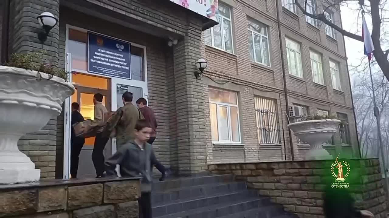 Гуманитарная помощь в детский дом города Амвросиевка, Донецкой Народной Республики Руководители центрального отделения КСВО ДНР в Донецке, отделений Докучаевска и Макеевки объединились, чтобы вместе доставить гуманитарный...