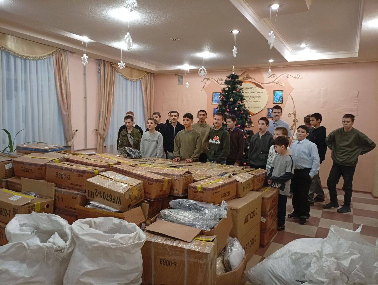 Гуманитарная помощь в детский дом города Амвросиевка, Донецкой Народной Республики Руководители центрального отделения КСВО ДНР в Донецке, отделений Докучаевска и Макеевки объединились, чтобы вместе доставить гуманитарный... Гуманитарная помощь в детский дом города Амвросиевка, Донецкой Народной Республики Руководители центрального отделения КСВО ДНР в Донецке, отделений Докучаевска и Макеевки объединились, чтобы вместе доставить гуманитарный...