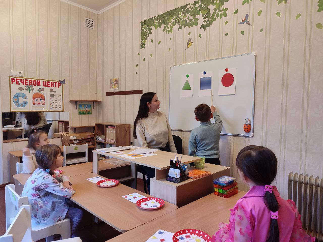 На базе ГКДОУ "ДЕТСКИЙ САД № 152 Г. О.МАКЕЕВКА" ДНР регулярно проходят практику студенты Донецкого Национального Университета, где на практике молодым специалистам предоставляют возможность совершенствовать свои умения... На базе ГКДОУ "ДЕТСКИЙ САД № 152 Г. О.МАКЕЕВКА" ДНР регулярно проходят практику студенты Донецкого Национального Университета, где на практике молодым специалистам предоставляют возможность совершенствовать свои умения...