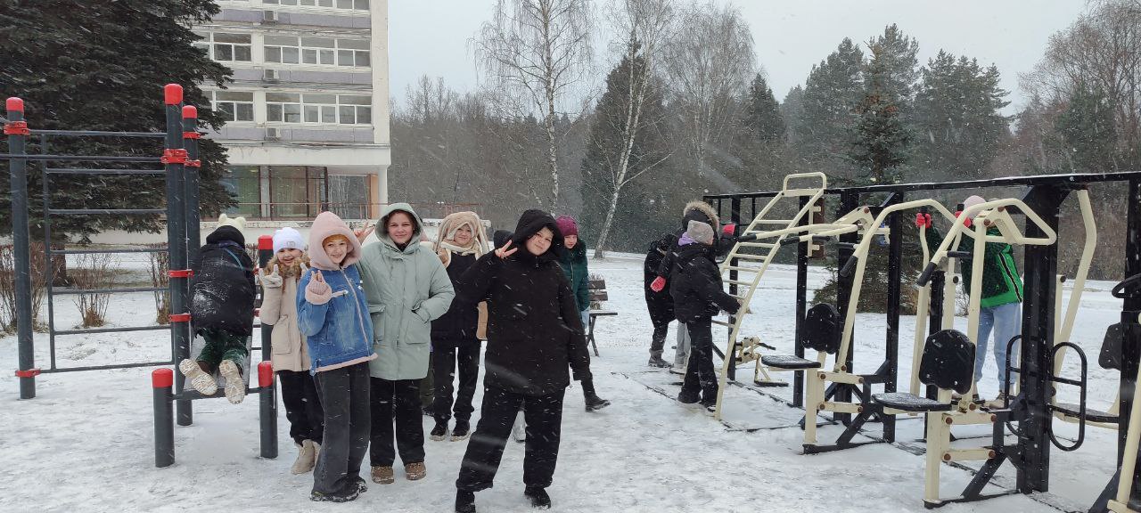Ребята, находящиеся на оздоровлении в ОК «Снегири» при Управлении делами Президента Российской Федерации в рамках гуманитарной программы «Дети России – детям Донбасса», приняли участие в спортивном мероприятии «Зарница», в... Ребята, находящиеся на оздоровлении в ОК «Снегири» при Управлении делами Президента Российской Федерации в рамках гуманитарной программы «Дети России – детям Донбасса», приняли участие в спортивном мероприятии «Зарница», в...