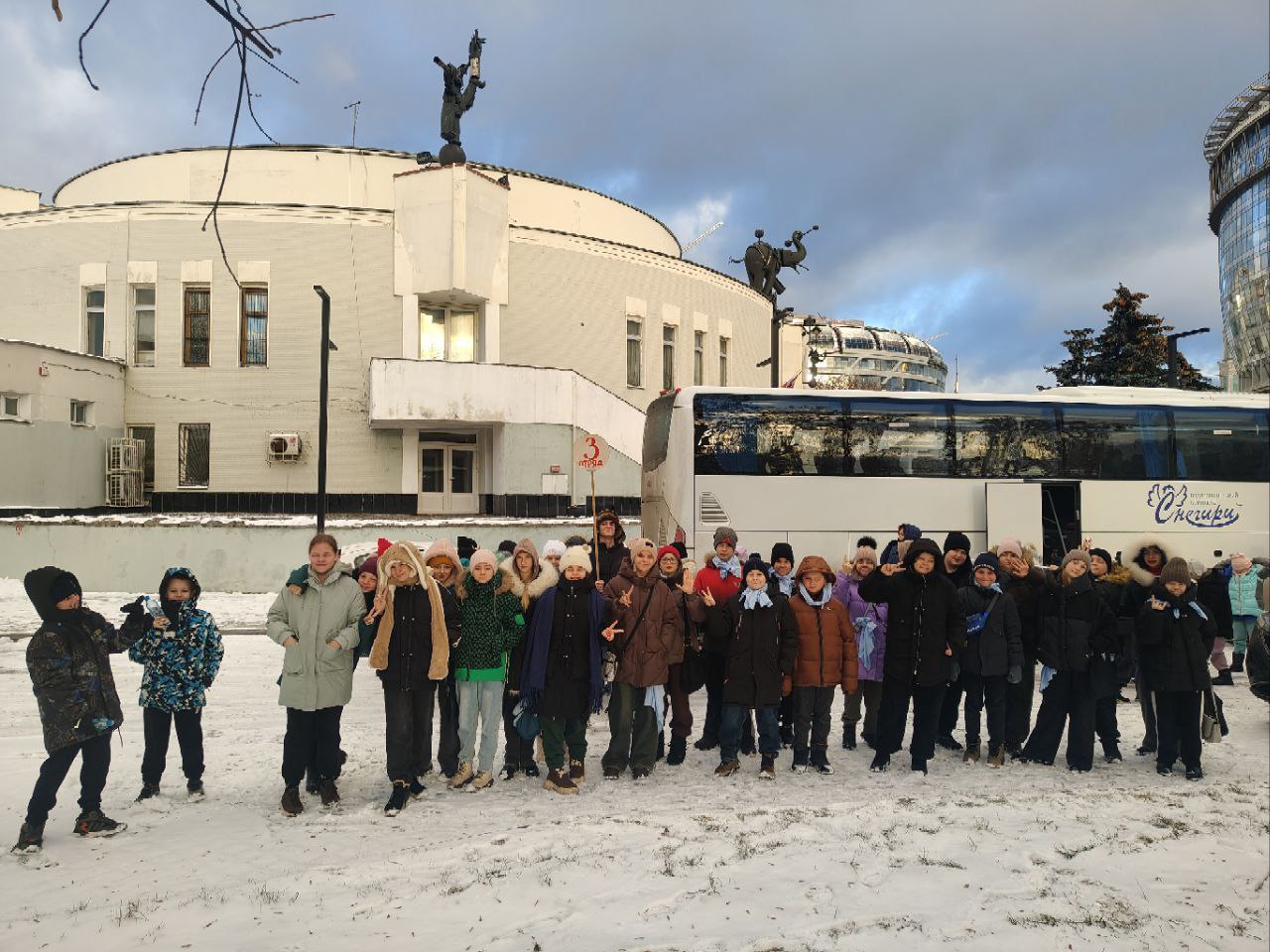 Ребята, находящиеся на оздоровлении в ОК «Снегири» при Управлении делами Президента Российской Федерации в рамках гуманитарной программы «Дети России – детям Донбасса», приняли участие в спортивном мероприятии «Зарница», в... Ребята, находящиеся на оздоровлении в ОК «Снегири» при Управлении делами Президента Российской Федерации в рамках гуманитарной программы «Дети России – детям Донбасса», приняли участие в спортивном мероприятии «Зарница», в...