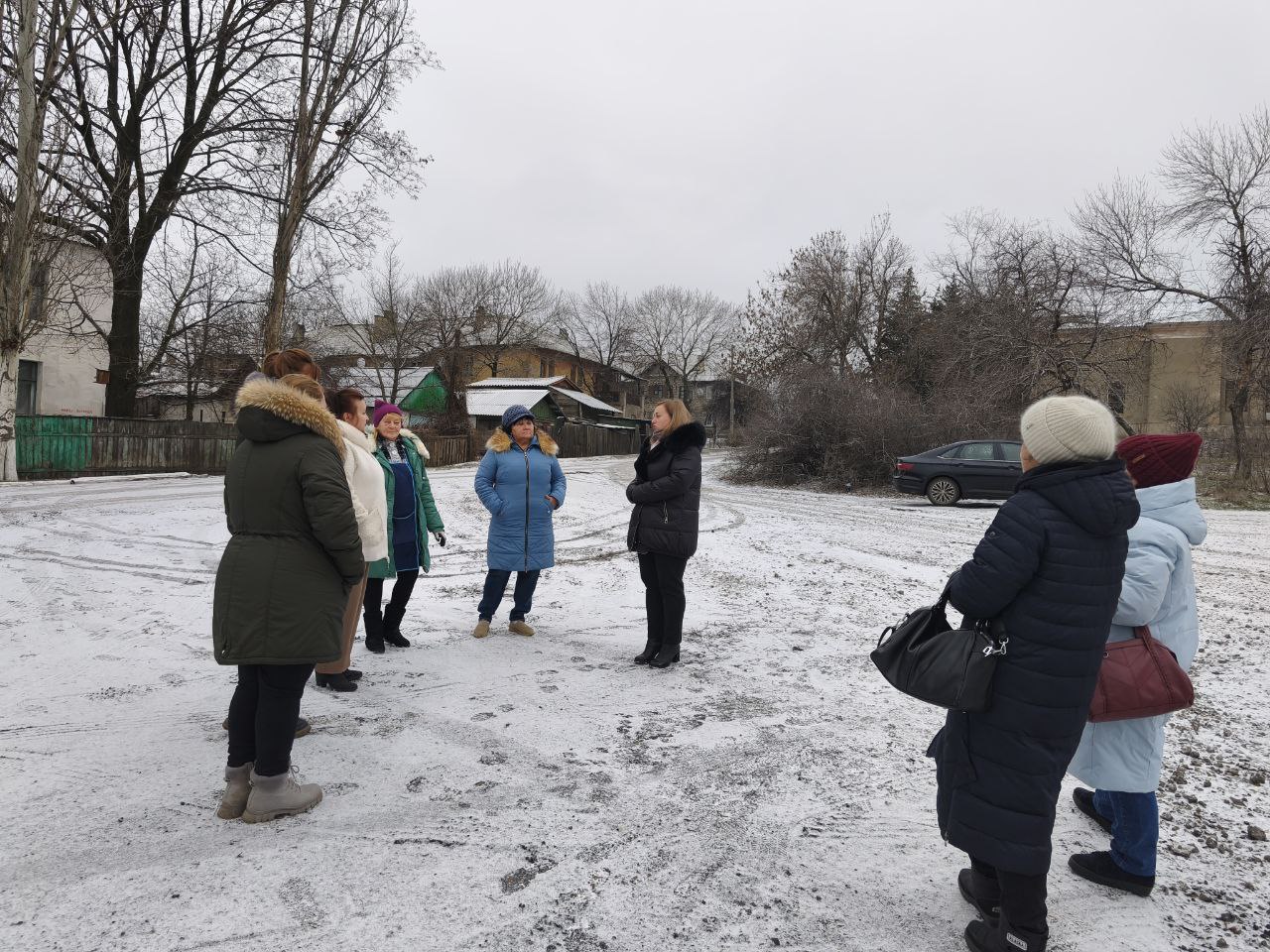 Сегодня, 16 декабря, депутат Макеевского городского совета первого созыва Алена Трякина провела встречу с жителями пгт Красный Октябрь возле детской площадки