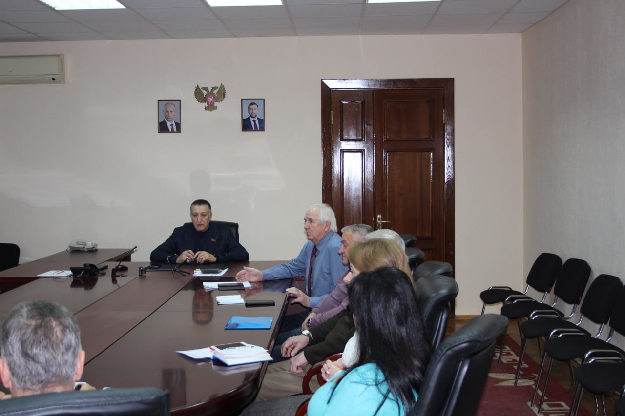 Сегодня, 17 декабря, депутат Макеевского городского совета Тарас Сидоренко провел встречу по адресу: г.о. Макеевка, г. Макеевка, пл. Советская, 2, по поручению Главы ДНР Дениса Пушилина