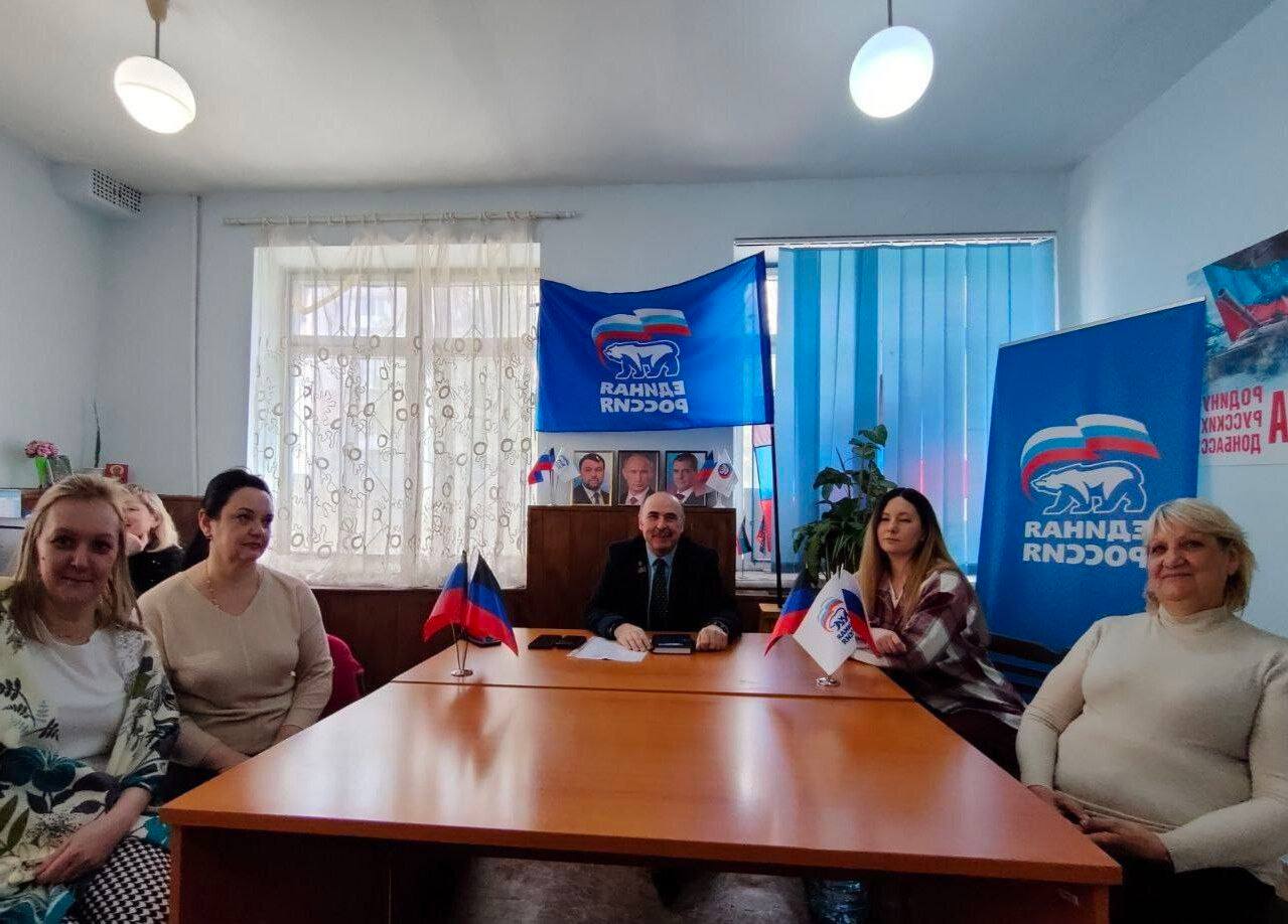 Сегодня, 17 декабря, руководитель Управы Кировского внутригородского района Администрации городского округа Макеевка Донецкой Народной Республики Андрей Хорошко провел встречу с трудовым коллективом Государственного... Сегодня, 17 декабря, руководитель Управы Кировского внутригородского района Администрации городского округа Макеевка Донецкой Народной Республики Андрей Хорошко провел встречу с трудовым коллективом Государственного...