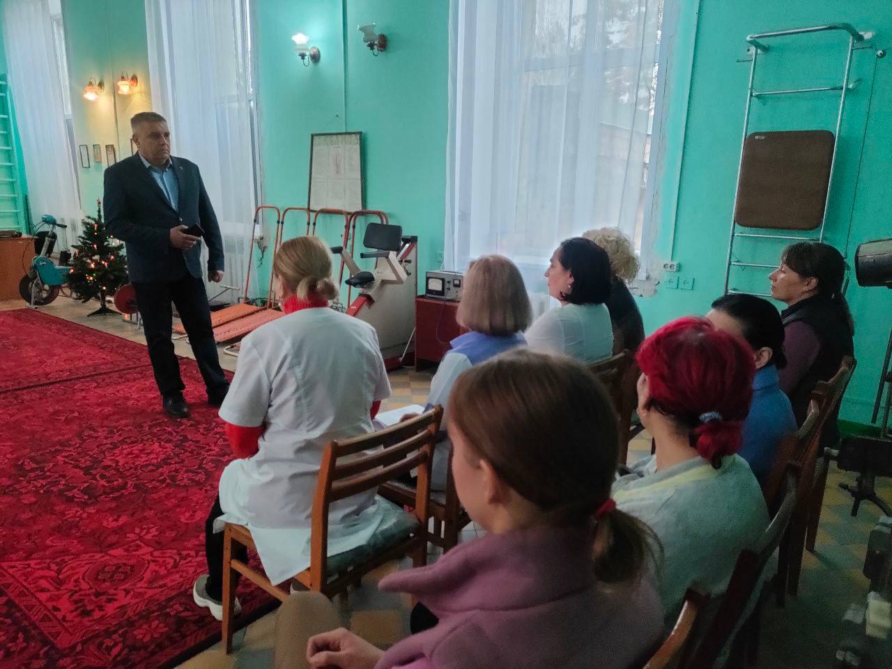 Сегодня, 17 декабря, руководитель Управы Кировского внутригородского района Администрации городского округа Макеевка Донецкой Народной Республики Андрей Хорошко провел встречу с трудовым коллективом Государственного... Сегодня, 17 декабря, руководитель Управы Кировского внутригородского района Администрации городского округа Макеевка Донецкой Народной Республики Андрей Хорошко провел встречу с трудовым коллективом Государственного...