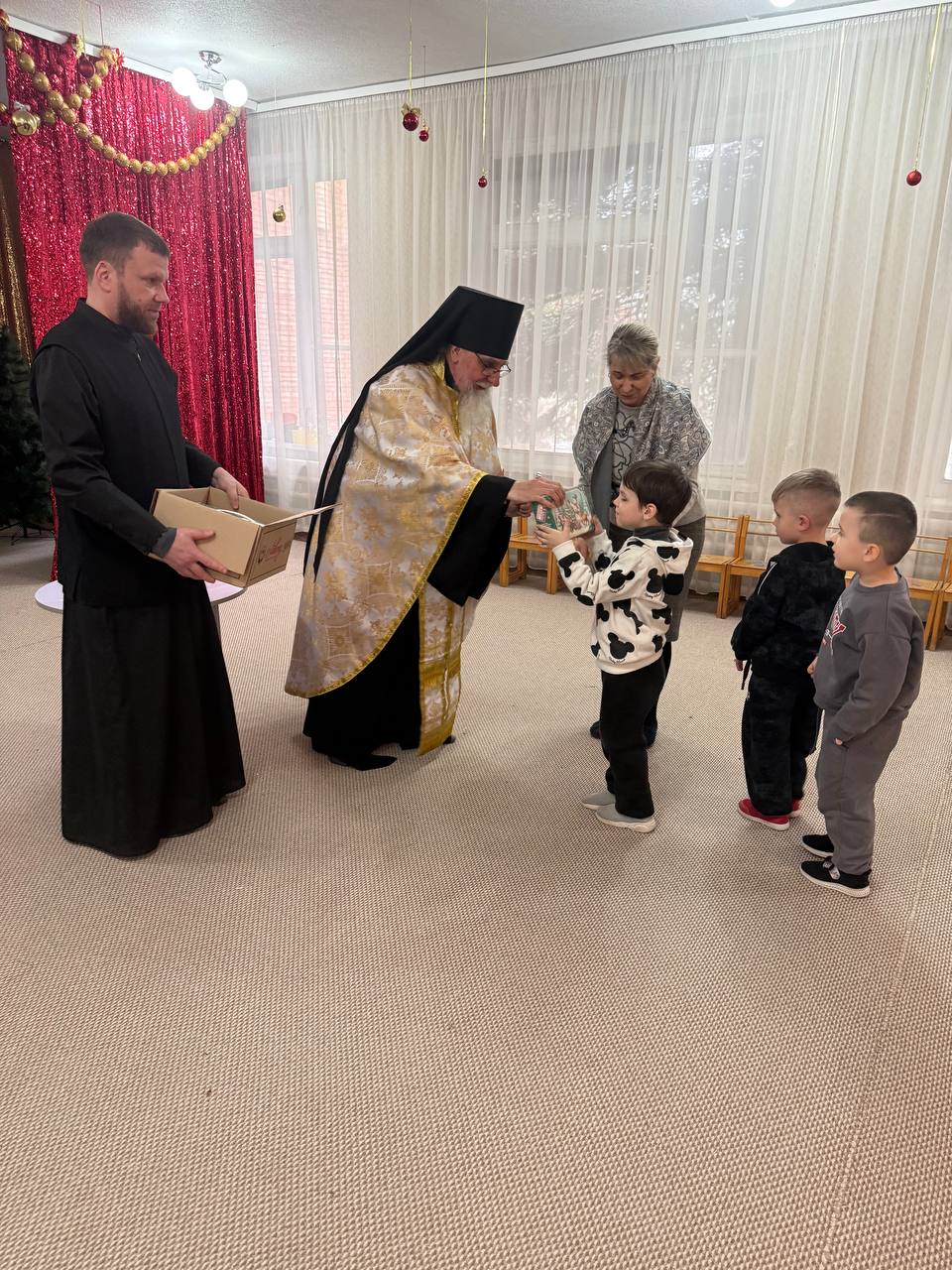 Воспитанники детского сада поздравили настоятеля монастырского скита с праздником Воспитанники детского сада поздравили настоятеля монастырского скита с праздником